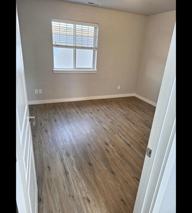 Building Photo - ? Stunning 3 Bedroom, 2.5 Bath Townhome in...