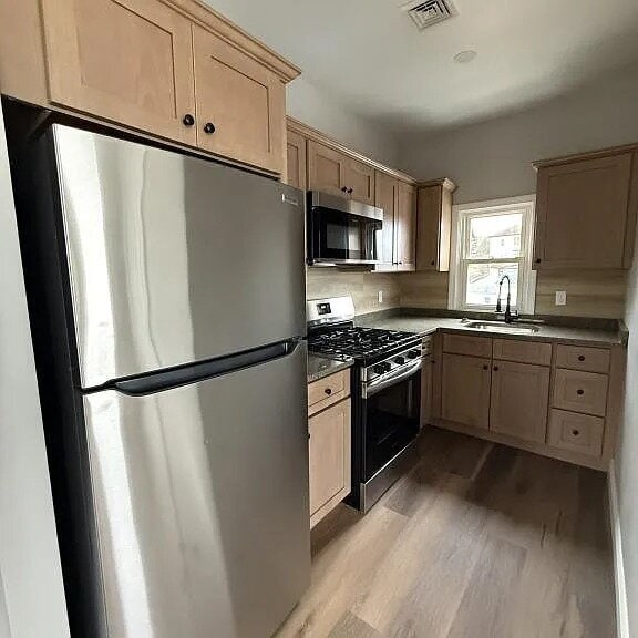 Building Photo - This stunning apartment on the 3rd floor boasts 3 bedrooms, 1 bathroom.