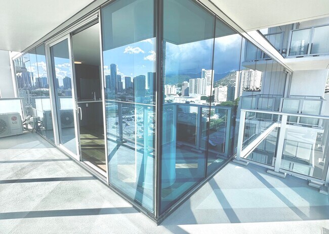 Building Photo - RARELY AVAIL 1 BED/1 BATH/1 PRKG OCEAN VIE...