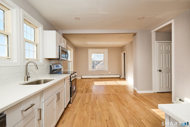 Building Photo - 121 Johnson St