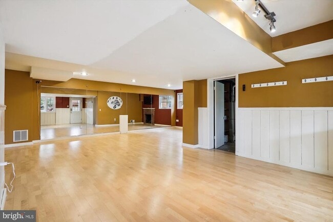 Building Photo - 9213 Cypress Ave