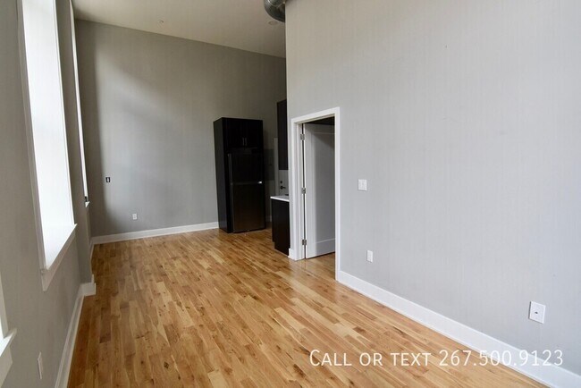 Building Photo - 1523 W Girard Ave