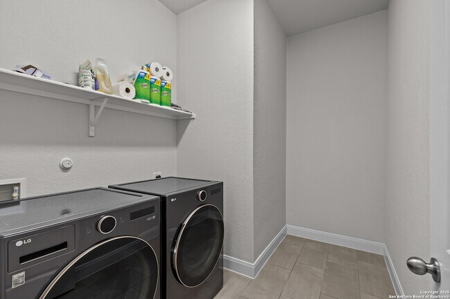Building Photo - 1318 Taubenfeld