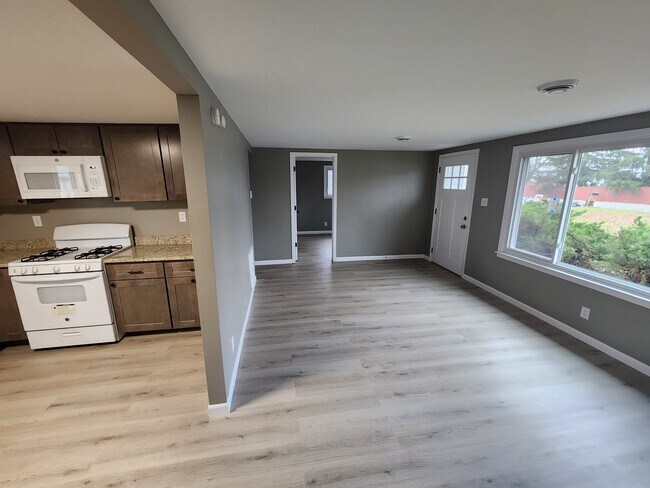 Building Photo - 910 W Windsor Ave