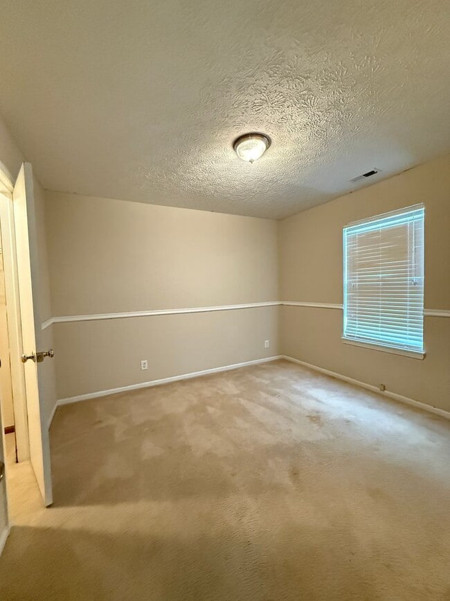 Building Photo - Charming 3BR/2BA Home in Brittany Chase with Fenced Yard & Fireplace