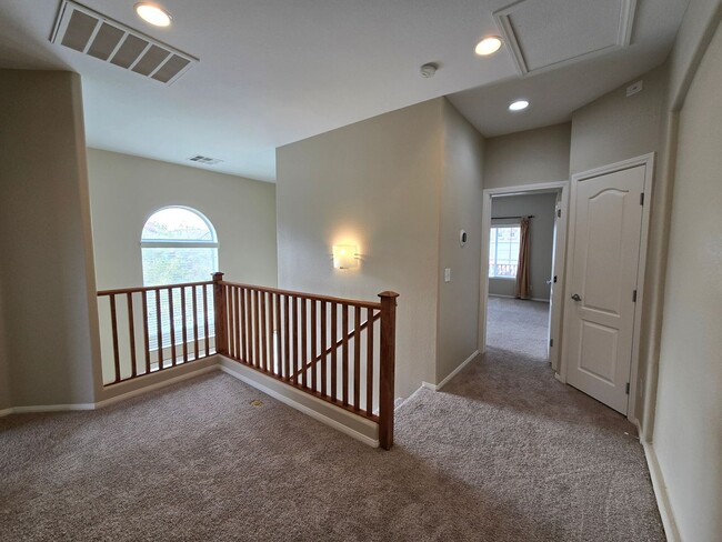 Building Photo - Guard Gated wonderful community 3 Bedroom Townhome!