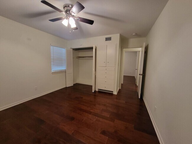 Building Photo - Mid-century home ready for move-in