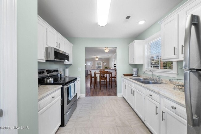 Building Photo - 720 Queen St