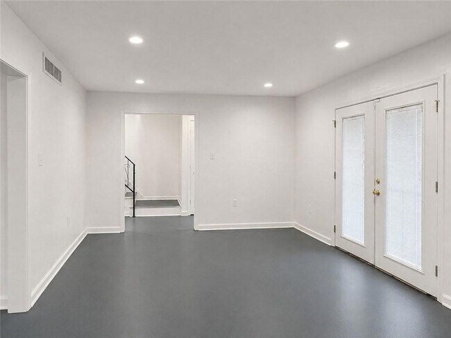Building Photo - 7702 Belcrest Pl