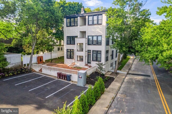 Building Photo - 2300 W 17th St