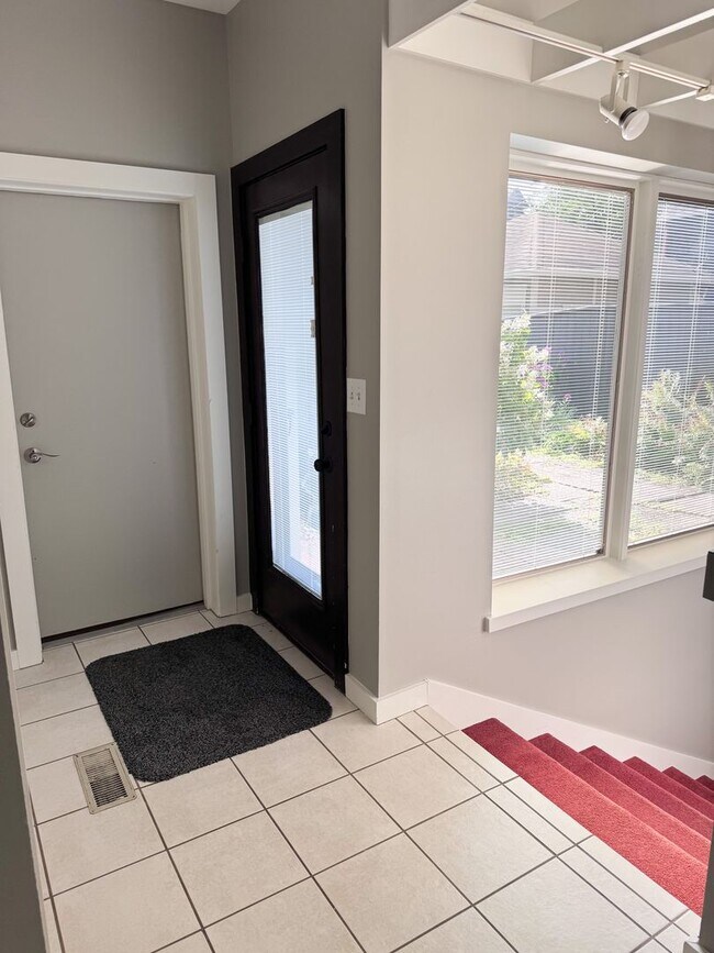 Building Photo - Historical Duplex - Spacious 3 Bedroom, 2.5 Bath Duplex with fenced in private patio.