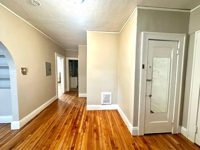 Building Photo - 577 Pleasant St