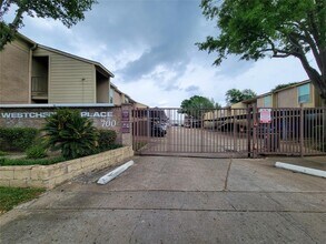 Building Photo - 700 Thicket Ln