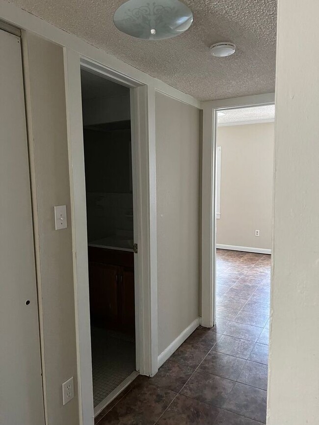 Building Photo - 2 bedroom Townhome off Pensacola Available...