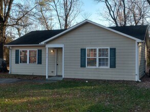 Building Photo - 3 Bedroom Home in Greensboro-Available Now to View! Updated Home