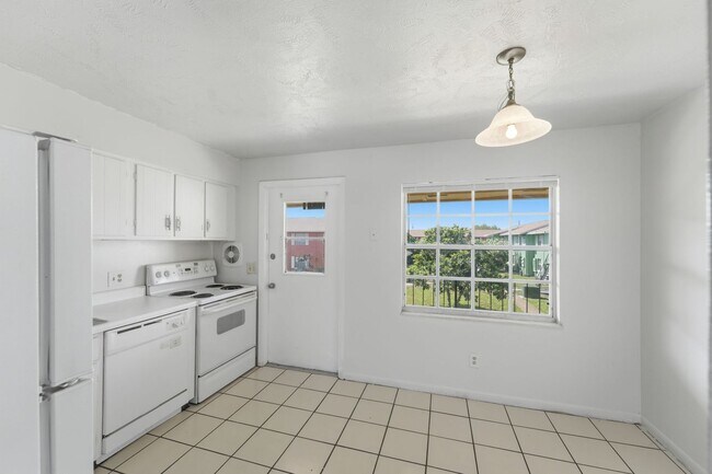 Building Photo - Modern & Spacious 2-Bedroom Apartment in Serene Oakridge Orlando