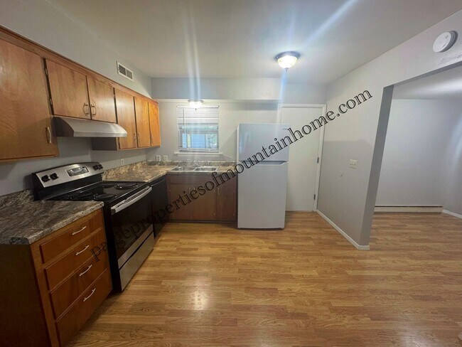 Building Photo - 501 Lynette Ave