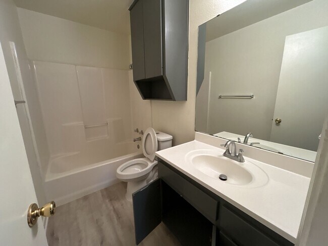 Building Photo - 504 Esther Cir