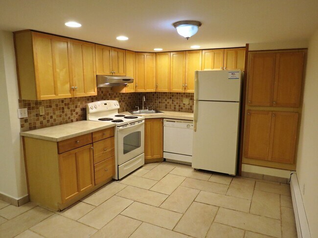 Building Photo - 212 Maplecrest Dr S