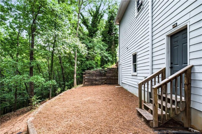 Building Photo - 5525 Hampstead Way