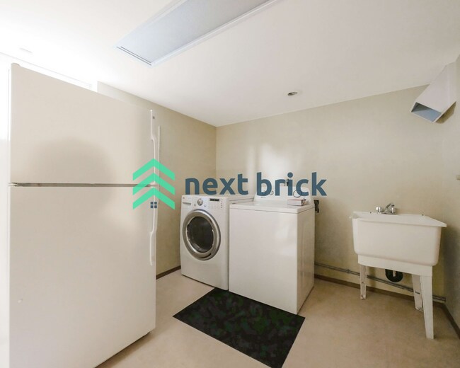 Building Photo - 4 Bed and 3 Bath Queen Anne Craftsman Hous...