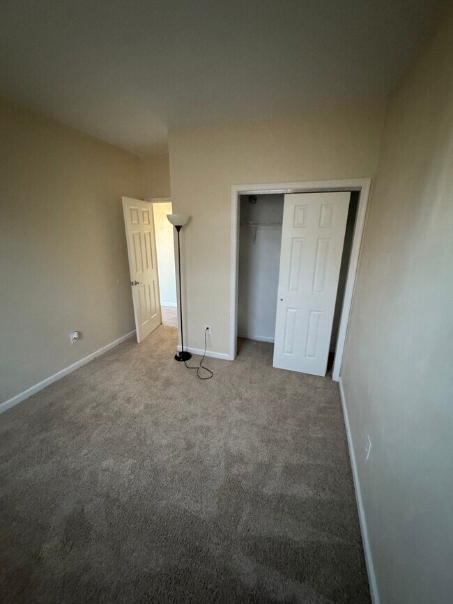 Building Photo - 310 Primrose Ln