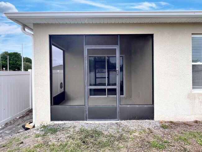 Building Photo - Four-Bedroom Home Near Lake Hartridge
