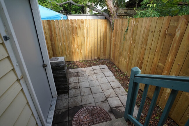 Building Photo - 417 Bellecastle St