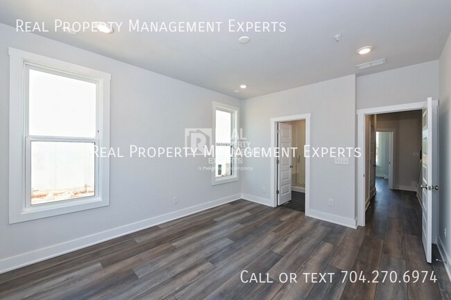 Building Photo - 2140 Terwilliger Terrace