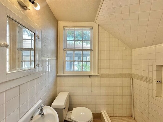 Building Photo - Charming 1 Bedroom, 1-Bath Unit – Downstairs!