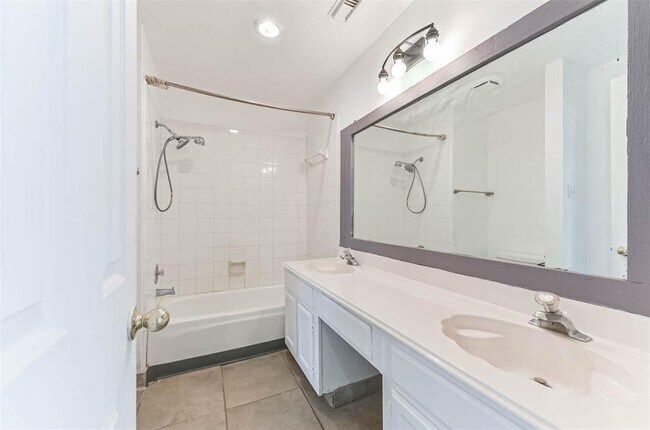 Building Photo - 15206 Evergreen Knoll Ln