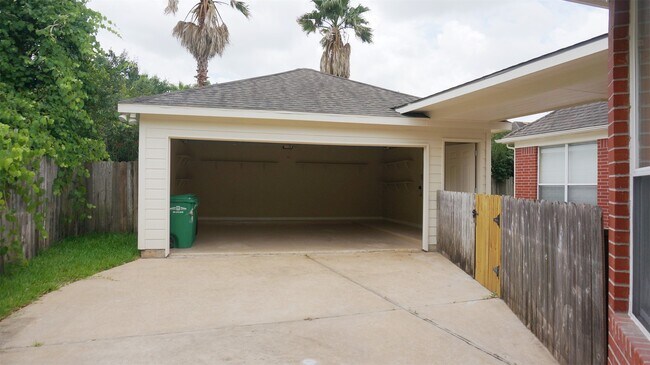 Building Photo - 6227 Clear Canyon Dr