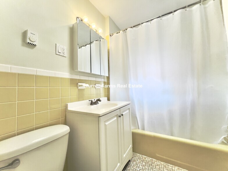 Building Photo - 402A Highland Ave
