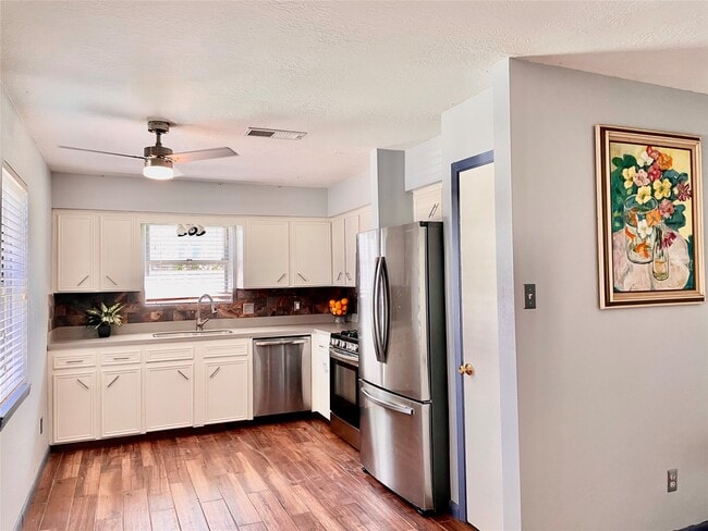 Building Photo - 2507 Lynn Dr