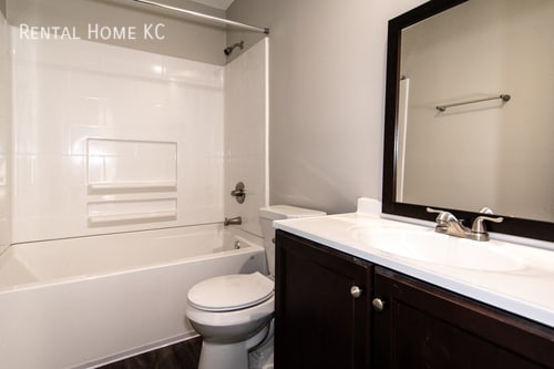 Building Photo - Roomy 3-bed/2-bath Duplex w/Fin Bsmt, fenc...