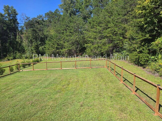 Building Photo - 104 Perennial Gardens