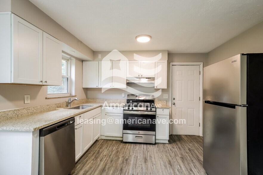 Building Photo - 3464 Robinet Dr