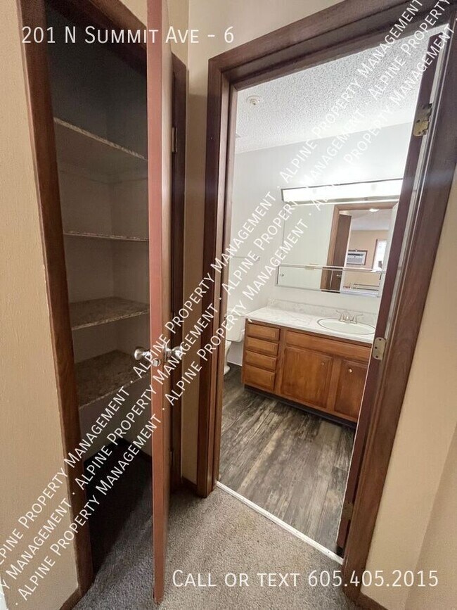 Building Photo - 201 N Summit Ave