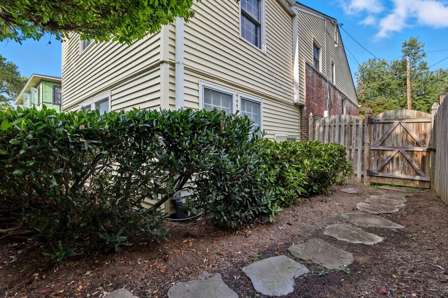 Building Photo - 9418 Balfour Dr