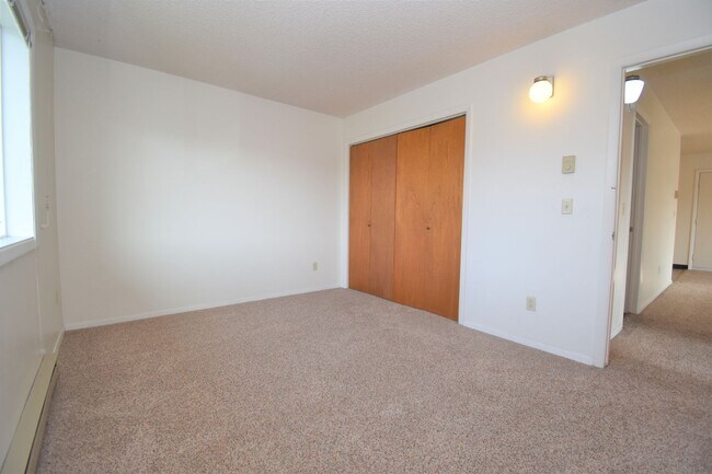 Building Photo - Top Floor Large 2 bedroom 1 bathroom apart...