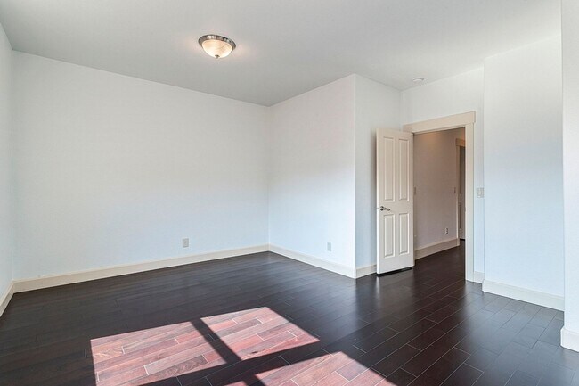 Building Photo - Stunning Large Home with 3 primary bedrooms + Tons of Amenities, Amazing Backyard !
