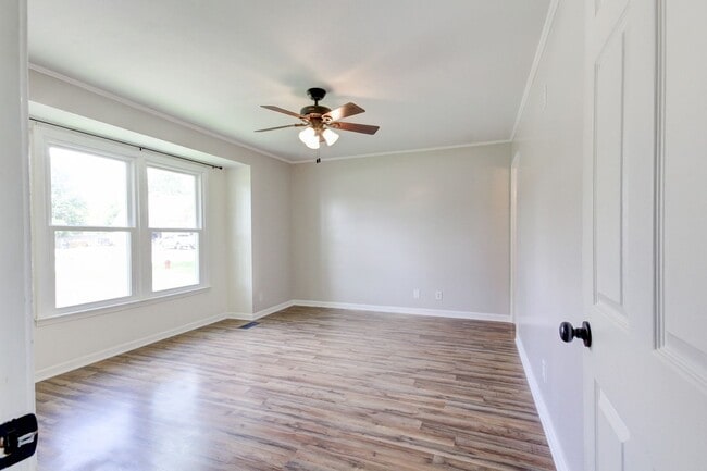 Building Photo - Charming Ranch Style Home with Hardwood Flooring Within Minutes to Fort Campell