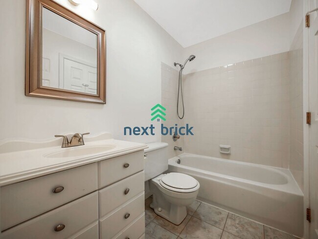 Building Photo - 2 Bed and 1 Bath Renton Condo is Available...