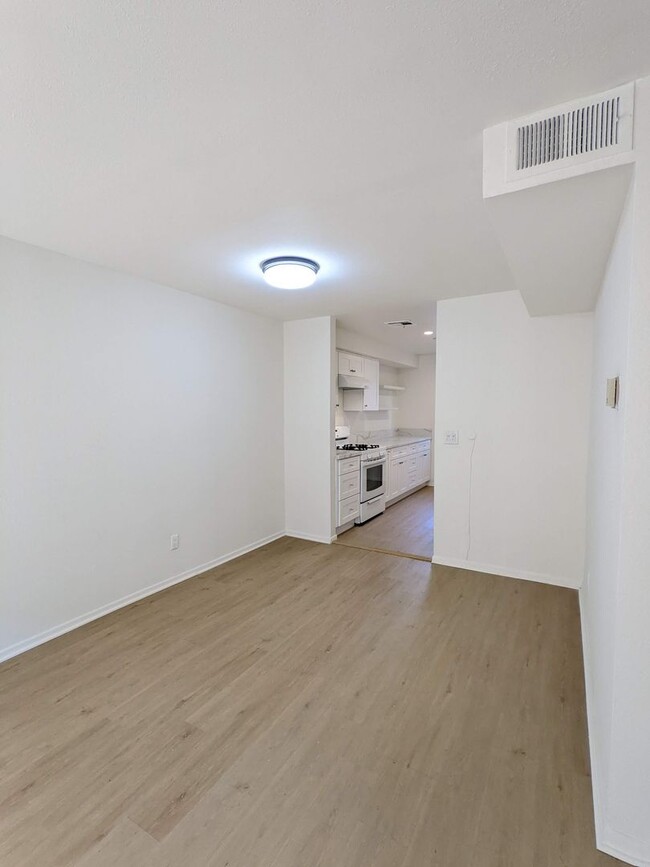 Building Photo - Spacious modern and renovated One Bedroom ...