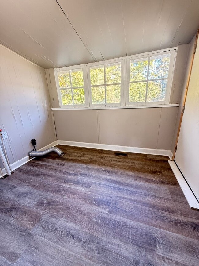 Building Photo - 2-Bedroom, 1-Bath Home in a Prime Martin L...
