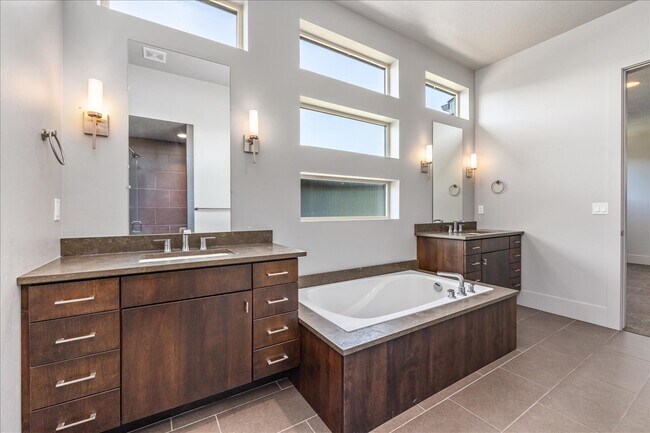 Building Photo - 2758 S Honeycomb Way