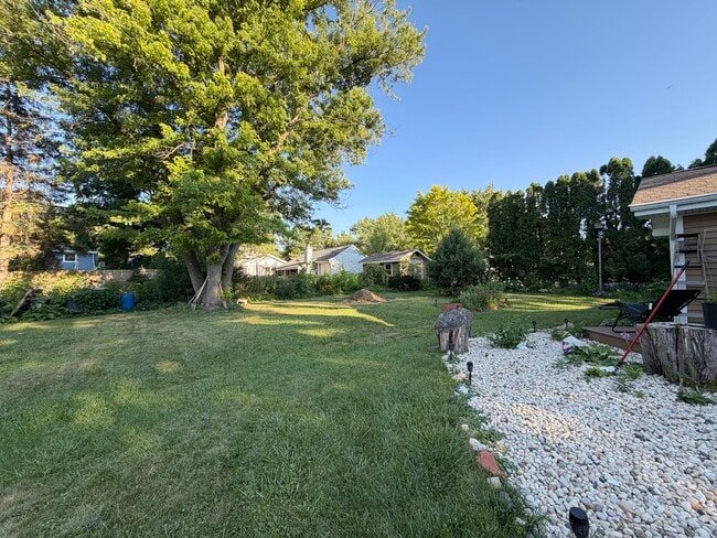 Building Photo - 37235 N Hillside Dr