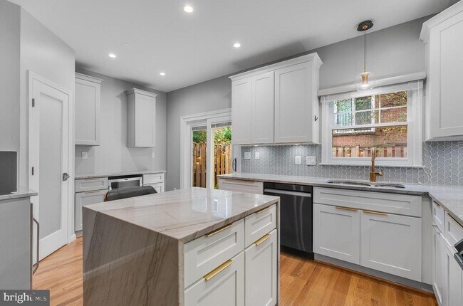 Building Photo - 1507 N Colonial Terrace