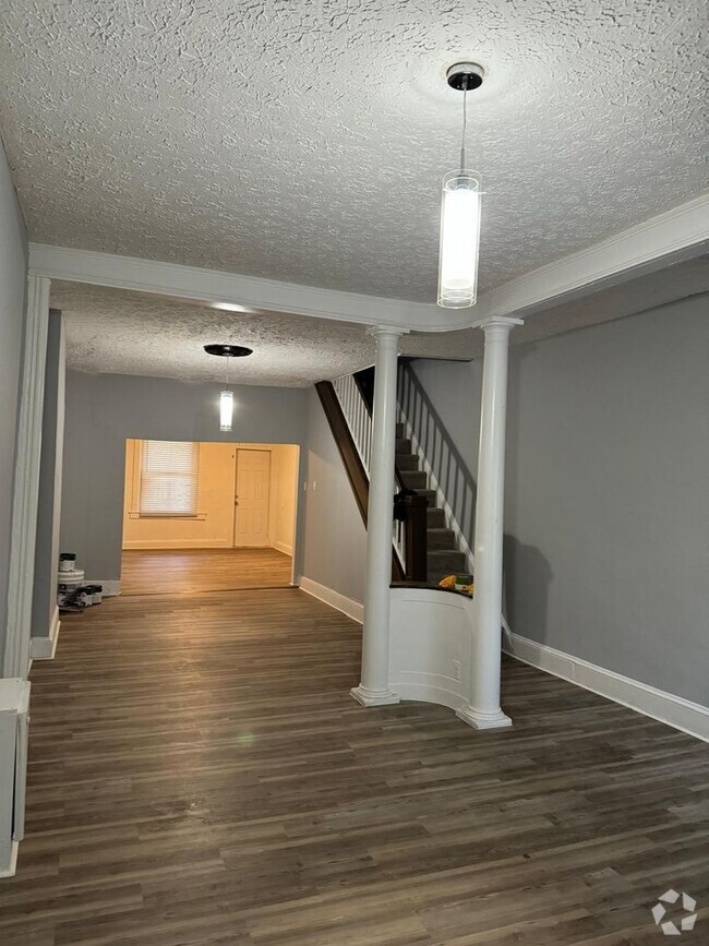 Building Photo - Three Bedroom One Bathroom Ready For ASAP ...