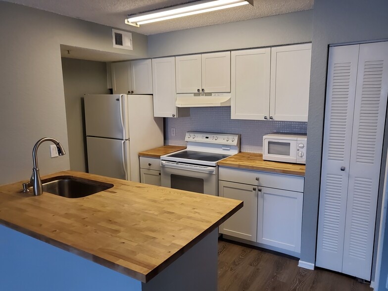 Building Photo - 4105 Tropical Isle Blvd